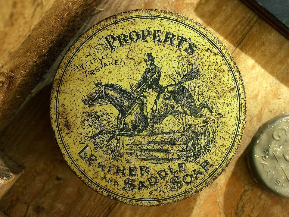 Historische Dose Leder- und Sattelseife – Sattelpflege und Lederpflege