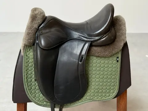 Gebrauchter Dressursattel mit deutlichen Gebrauchsspuren